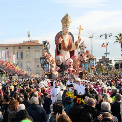 Sic transit gloria mundi - carro allegorico primo classificato Carnevale di Viareggio 2025 -
di Carlo e Lorenzo Lombardi