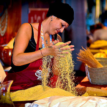 donna intente nella preparazione del cous cous donna intente nella preparazione del cous cous